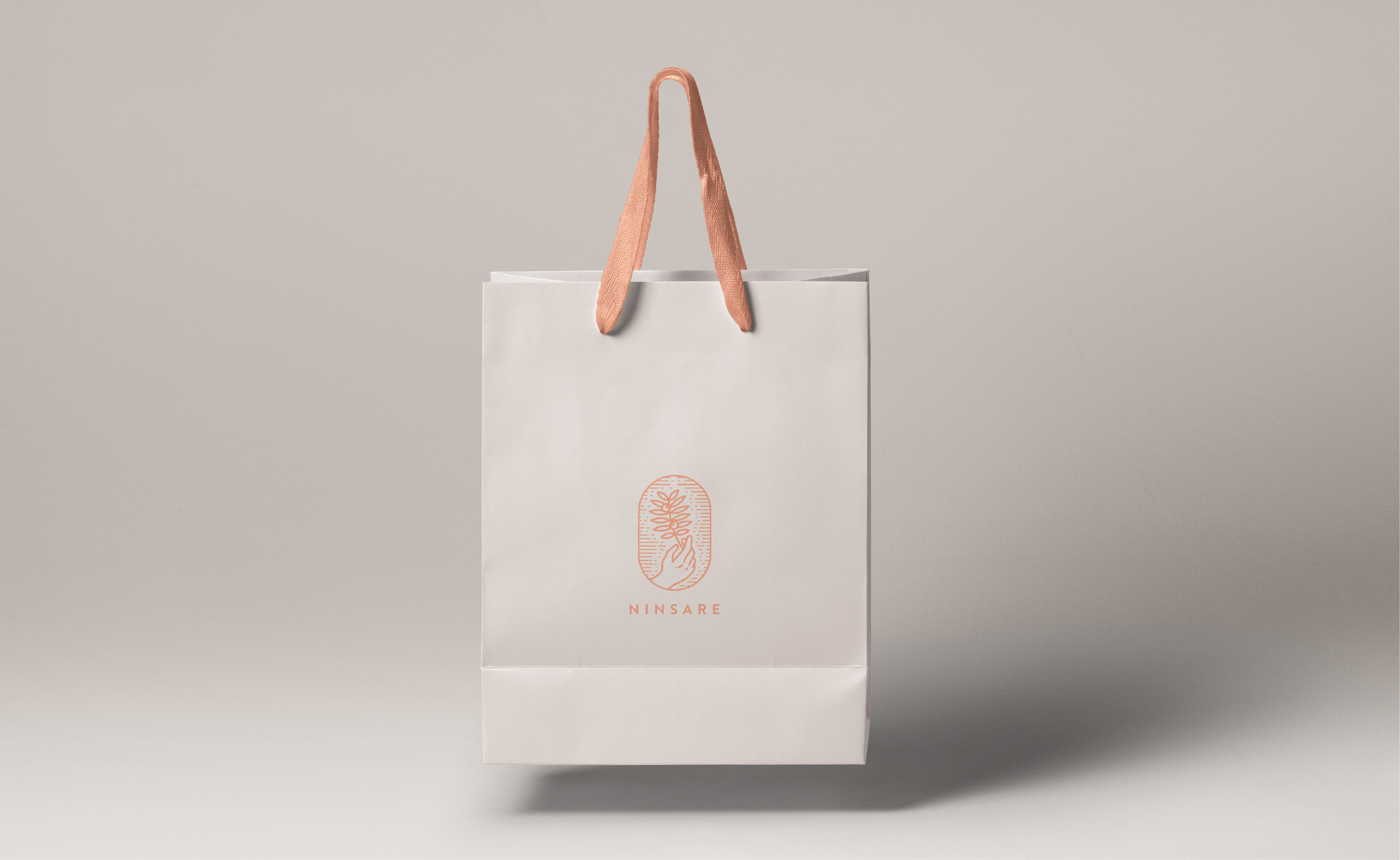 design d'un sac pour la marque de cosmétiques bio ninsare