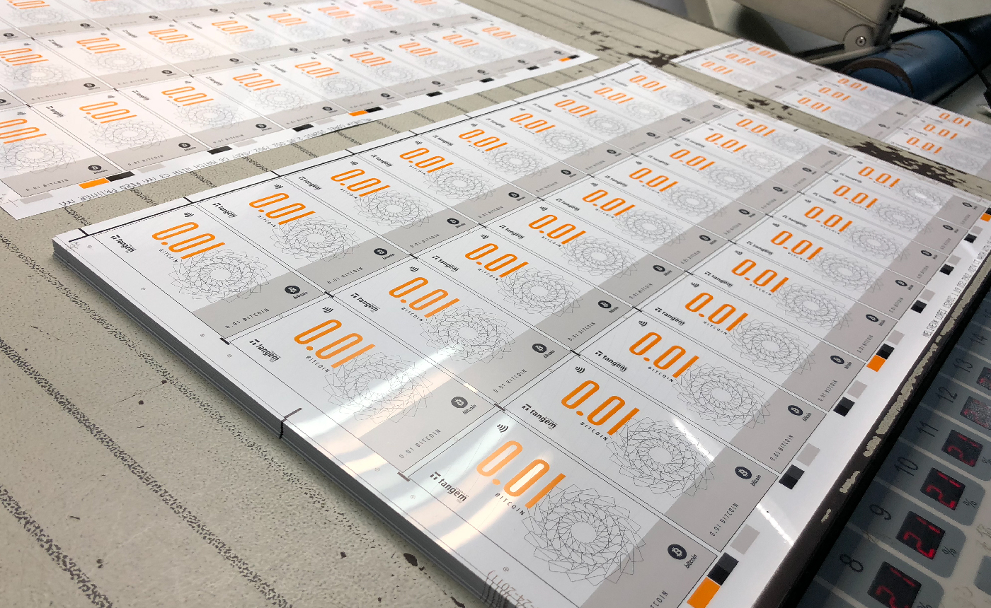 détails d'impression des cartes de paiement de la startup de finance tangem par le studio graphique archétype à Annecy